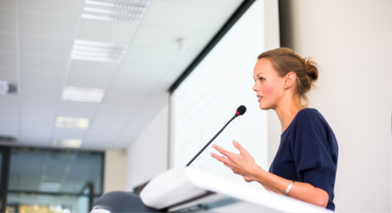 과학토론대회에서 발표를 진행 중 인 학생의 모습
