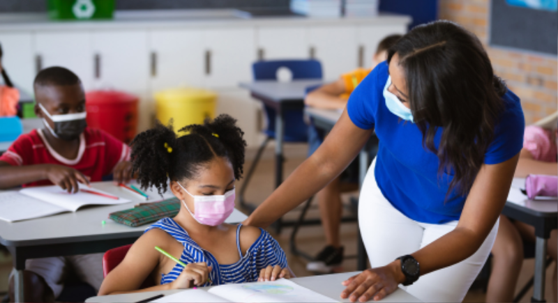 펜데믹으로 인해 어려운 상황에서도 학습을 위해 수업을 진행하는 모습