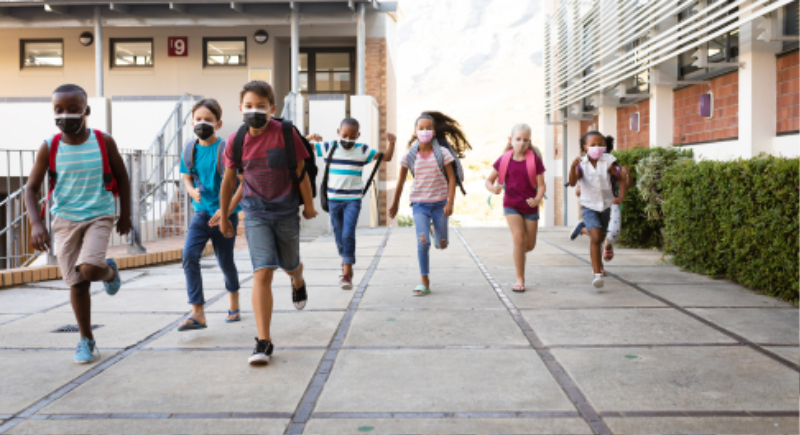 학생과 지역사회의 안전을 우선 시 하여 학생들이 다시 대면학습으로 돌아간 모습 