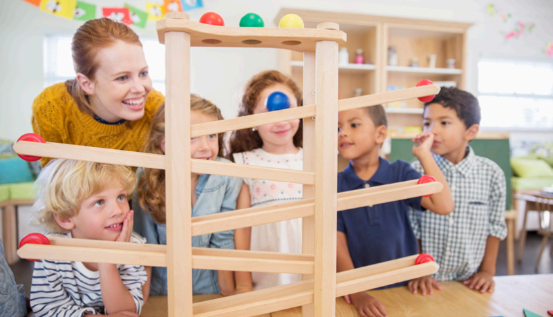 독일의 '대화하는 과학재단'을 통해 과학소통 프로그램에 참여하는 초등학생의 사진