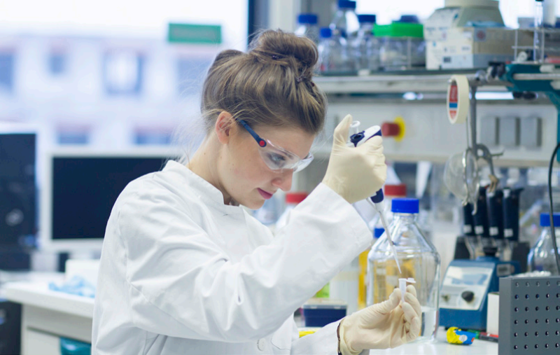 미국, 학생이 'Young scientist Challenge'평가를 통해 연구에 집중하는 사진