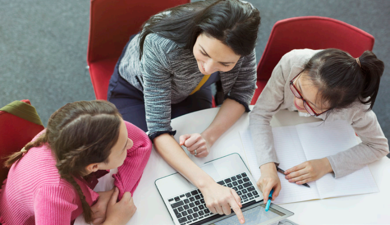 컴퓨터 과학 분야의 성별차별을 억제하기 위해 코딩교육에 적극 참여하는 여학생과 교사의 사진