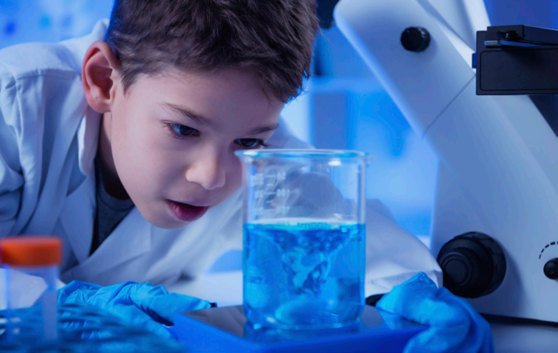 대중의 과학 소양을 향상시키기 위해 학생들이 직접 연구소에서 활동하는 사진