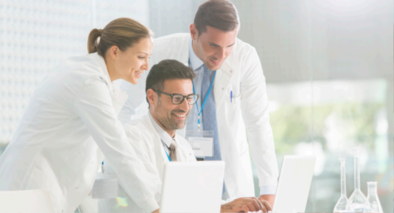 과학자가 직접 사회와 소통하여 정확한 정보를 위해 연구하는 모습