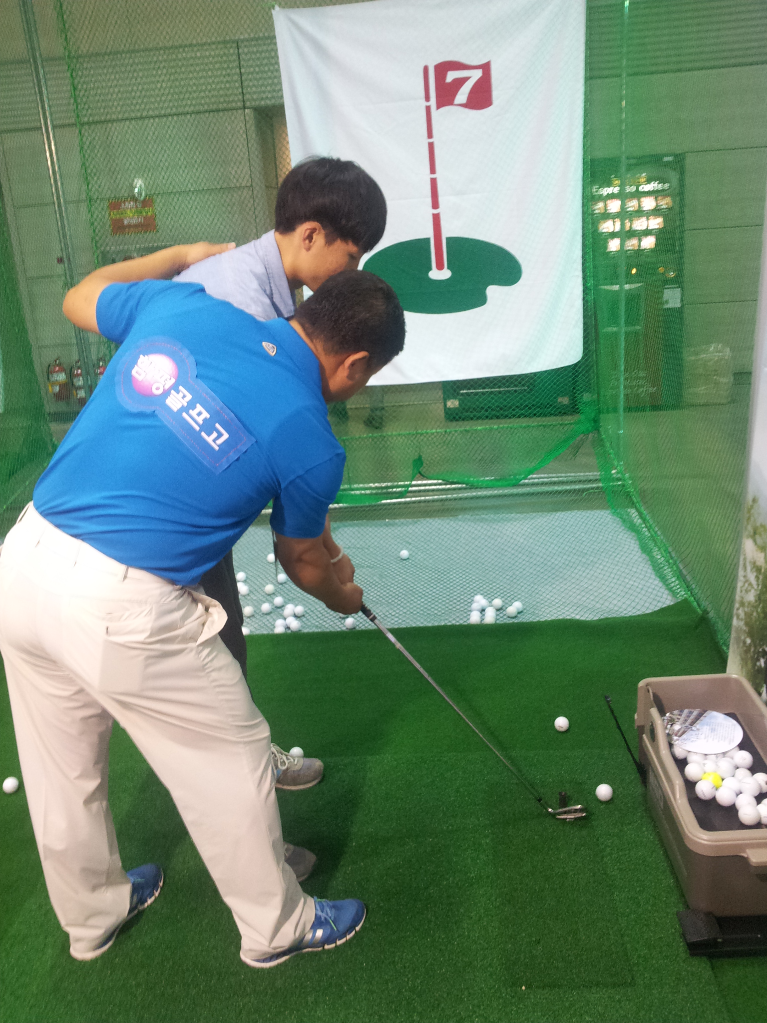골프 실습 중인 모습