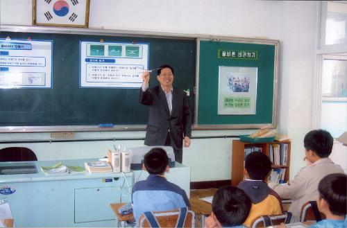 찾아가는 과학체험교실 / 글라인더 만들기 / 생각해보기 1.비행기가 이륙 착륙하기 위해서는 날개를 어떻게 조정해야 하는가? 2.비행기가 좌·우회전 하기 위해서는 날개를 어떻게 조정해야 하는가? / 올바른 비판하기:미래는 우리의 세상 우리는 영원한 친구